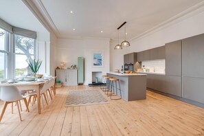 Unclassified image, 3 of 20, button