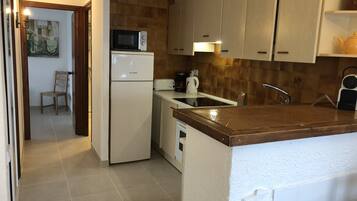 Een koelkast, een microgolfoven, een oven