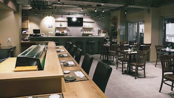 Se sirven almuerzos y cenas, restaurante con mesas al aire libre