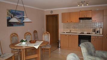 Kühlschrank, Herdplatte, Wasserkocher mit Kaffee-/Teezubehör