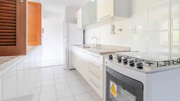 Apartamento | Cozinha privada | Geladeira, micro-ondas, fogão, cafeteira/chaleira