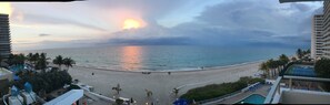 Ubicación a pie de playa, tumbonas y toallas de playa
