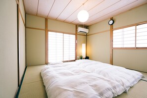 3 bedrooms, desk, iron/ironing board, free WiFi