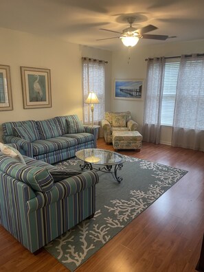 Smart TV, books - SUNSET BEACH NC- Golf, Family Vacation, Beach, Pool, Tennis, Rest and Relaxation (Sunset Beach)