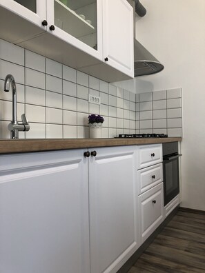 Fridge, microwave, oven, stovetop - Apartment Check In, city center, 3 private en-suite bedrooms with terrace. (Pula)