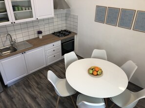 Fridge, microwave, oven, stovetop - Apartment Check In, city center, 3 private en-suite bedrooms with terrace. (Pula)