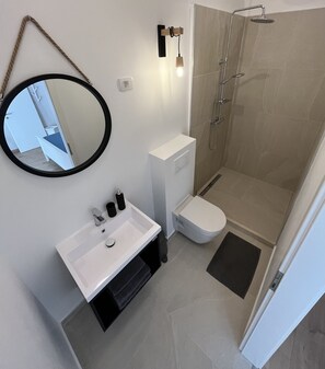 Badewanne, Haartrockner, Handtücher, Seife