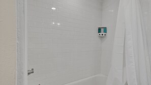 Badewanne, Haartrockner, Handtücher