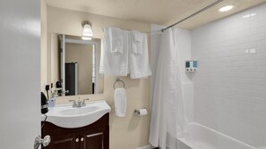Badewanne, Haartrockner, Handtücher