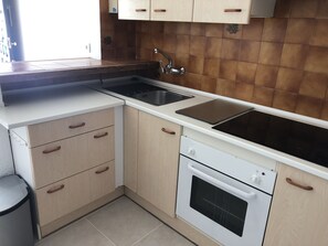Refrigerador, microondas, horno y cafetera y tetera 
