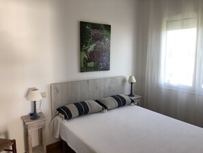 2 makuuhuonetta, silitysrauta/-lauta, vauvan matkasänky, Wi-Fi