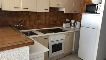 Een koelkast, een magnetron, een oven, een koffiezetapparaat/waterkoker