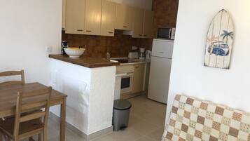 Een koelkast, een magnetron, een oven, een koffiezetapparaat/waterkoker