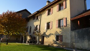 Un immeuble à deux étages, doté de nombreuses fenêtres et d’un balcon.