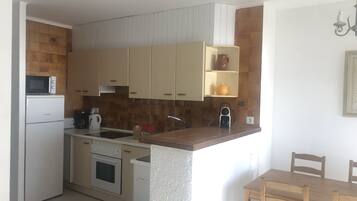 Een koelkast, een microgolfoven, een oven, een kookplaat