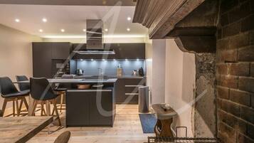 Frigorífico, microondas, horno y placa de cocina