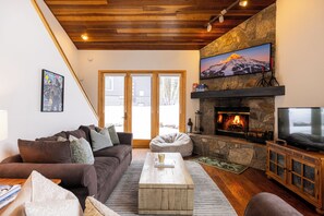 Smart-TV, peis, bøker og kontorer