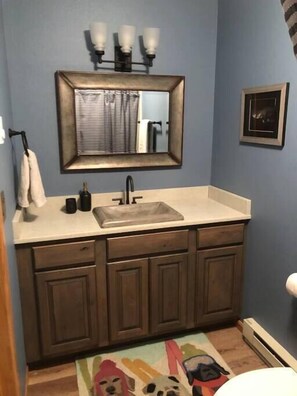 Chuveiro, secador de cabelo, toalhas de banho, sabonete