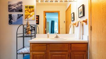 Douche, sĂšche-cheveux, serviettes fournies, savon