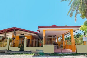 Front of property - J5 Guest House & Restobar (Moalboal)