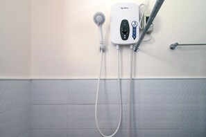 Standard Double Room | Bathroom | Shower, free toiletries, towels - J5 Guest House & Restobar (Moalboal)