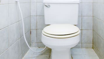 Habitación doble estándar | Baño | Regadera, amenidades de baño gratuitas, toallas