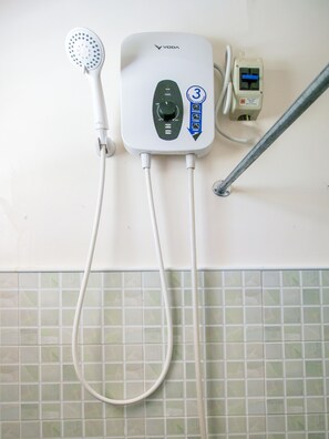 Deluxe Triple Room | Bathroom - J5 Guest House & Restobar (Moalboal)