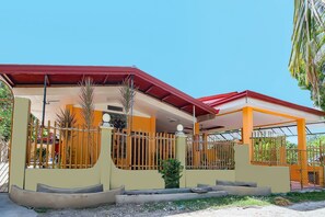 Vista frontal de la propiedad