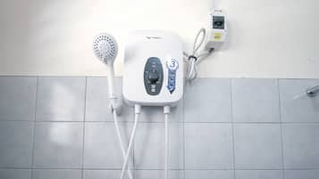 Standard Double Room | Bathroom | Shower, free toiletries, towels
