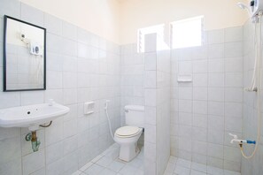 Standard Double Room | Bathroom - J5 Guest House & Restobar (Moalboal)