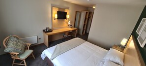 Habitación clásica con 1 cama matrimonial o 2 individuales | Escritorio y espacio para trabajar con laptop