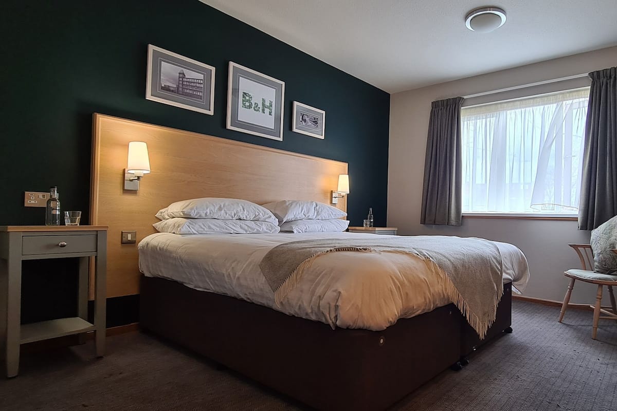 Desk, laptop workspace, iron/ironing board, free WiFi