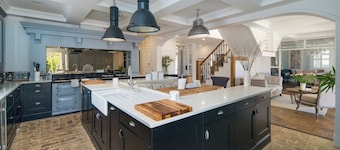 Luxury Five Star, Hampton House With Heated Pool sleeps 13 in 6 double bedrooms