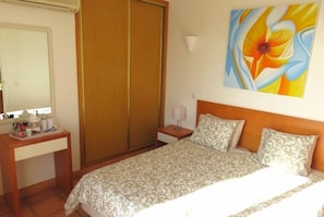 1 slaapkamer, een strijkplank/strijkijzer, wifi, beddengoed
