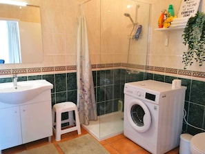 Een douche, een haardroger, handdoeken