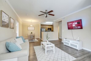 Smart TV - Cozy Stay minutes from The Star! W/Pool & Gym - Near Top Golf and PGA Frisco! (The Colony)