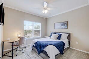 2 bedrooms, iron/ironing board, travel crib, free WiFi - Cozy Stay minutes from The Star! W/Pool & Gym - Near Top Golf and PGA Frisco! (The Colony)