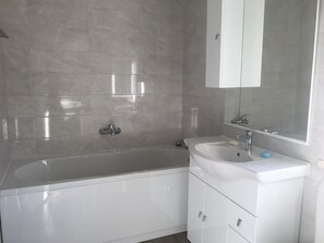 Apartment | Bilik Mandi | Pancuran mandi, pengering rambut, tuala disediakan, syampu 