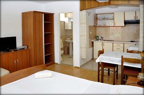 Apartment | 4 bedrooms, free WiFi, bed sheets