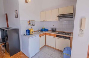 Fridge, stovetop, coffee/tea maker, toaster - Holiday apartment with sea view and garden (Jadranovo)