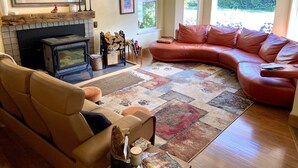 TV, books - Mt.Eva Suite at Bell In the Woods B&B (Queen/Queen sofa/ Bottom Floor) Max3ppl (Seward)