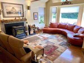 TV, books - Mt.Eva Suite at Bell In the Woods B&B (Queen/Queen sofa/ Bottom Floor) Max3ppl (Seward)