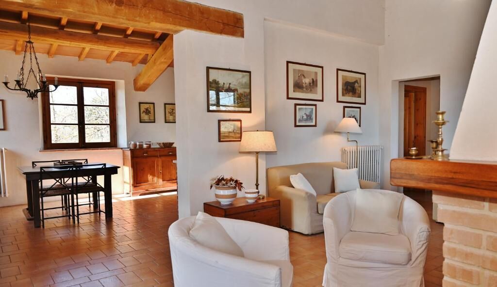 Amplia sala de estar con techo de madera, mesa de comedor y sofá.