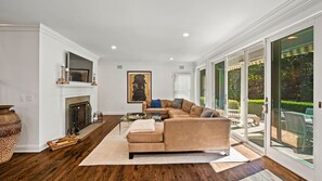 Televisión, chimenea, tenis de mesa y estéreo 