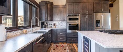 Geladeira, micro-ondas, fogão, cooktop