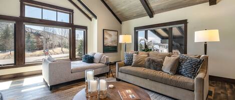 Smart TV, chimenea, estéreo y oficina