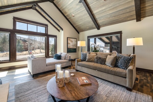 Smart-TV, Kamin, Stereoanlage, Arbeitsbereiche