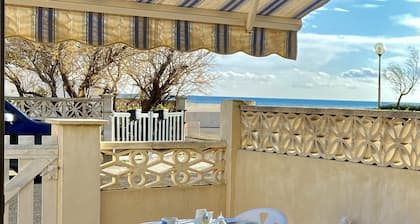 Pretty T3 with terraces 30 metres from the beach