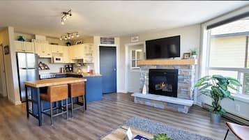 Jääkaappi, mikroaaltouuni, uuni, liesi