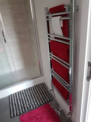 2 bedrooms, iron/ironing board, travel cot, free WiFi - Modern Apartment Minutes From Central London, UK (Swanscombe)